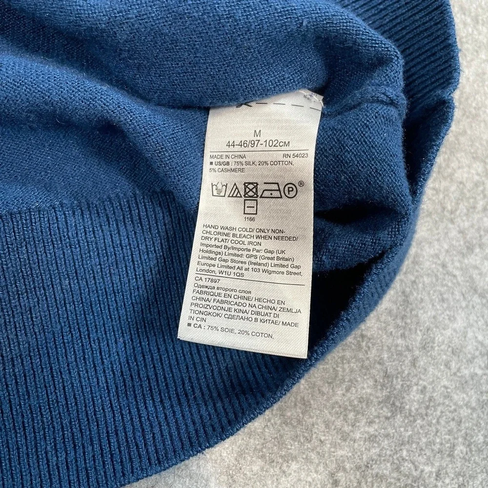 Banana Republic Luxury Blend Mens Sweater M Blue Cashmere Silk V-Neck Office